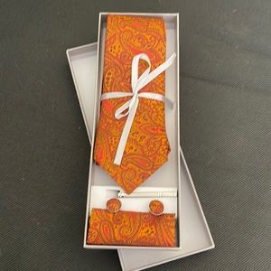Men’s tie set.